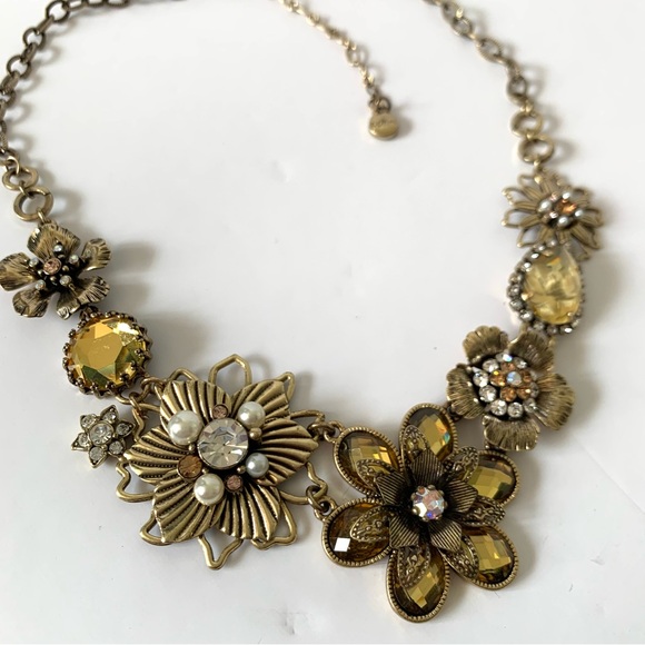 Gold tone floral necklace - Picture 2 of 3